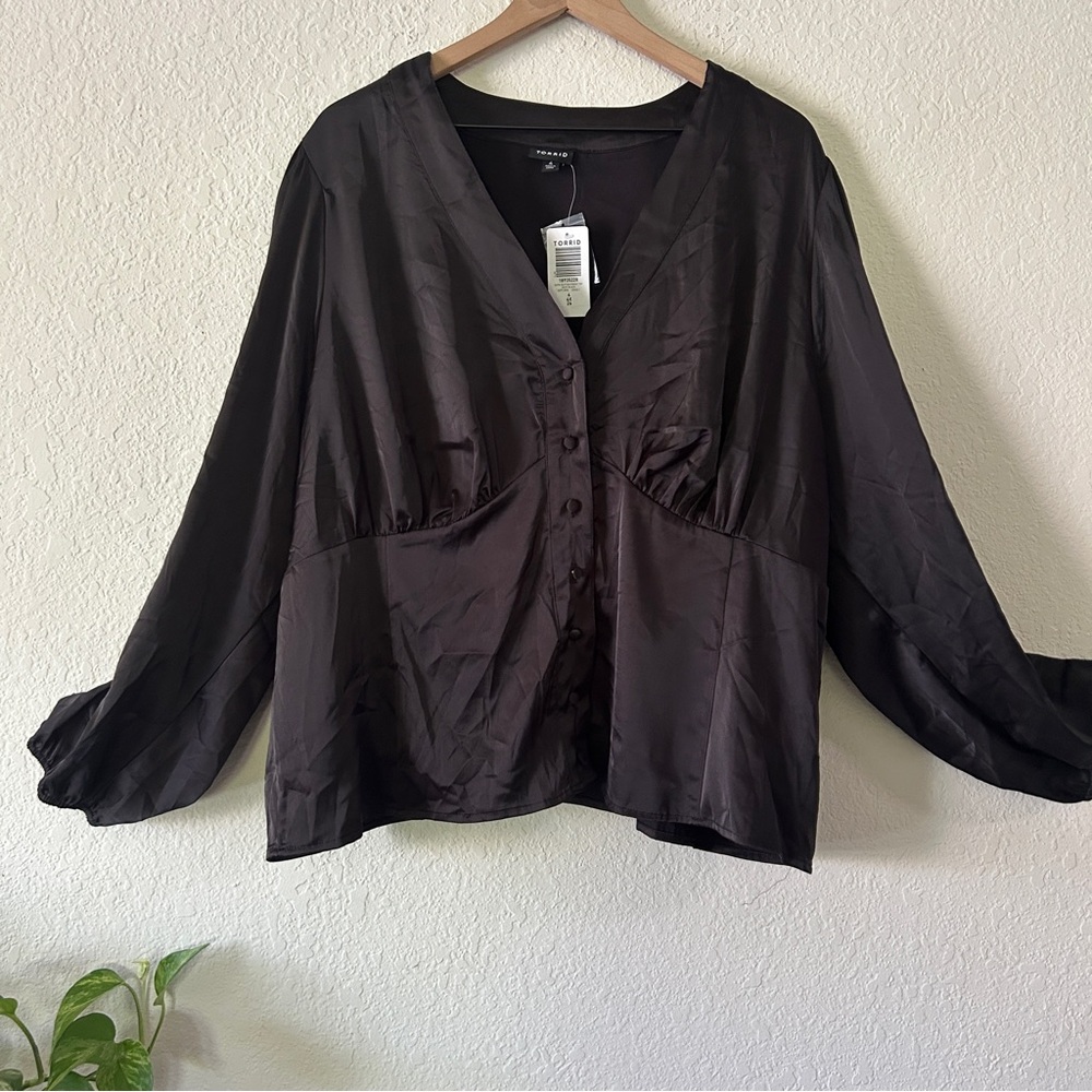 🌷Torrid Satin Button-Front Top